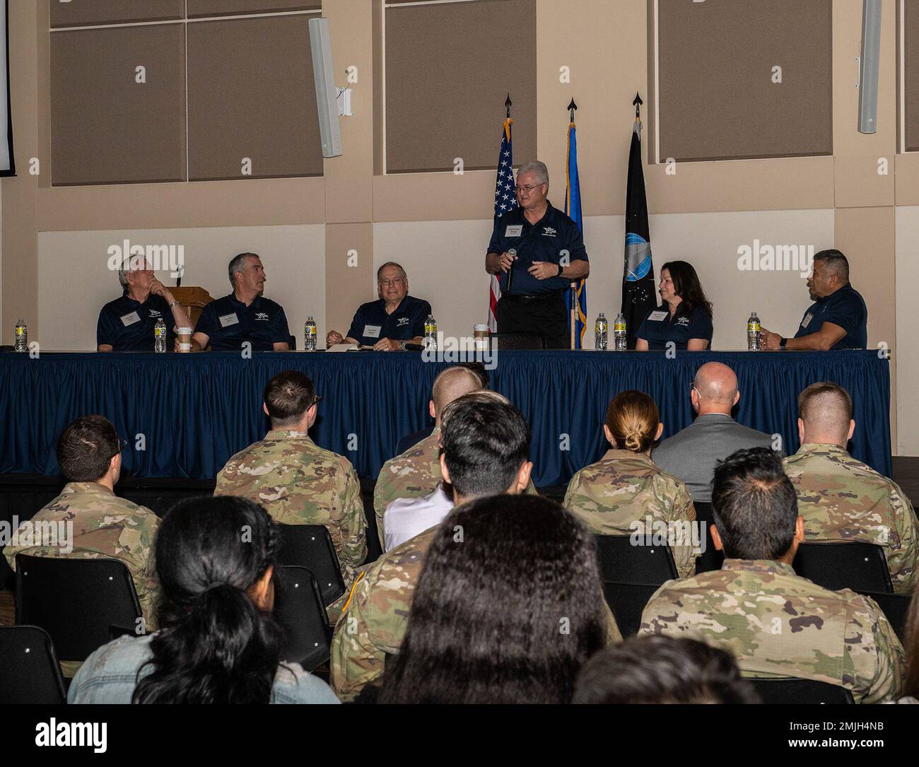 Die Air & Space Forces Association Legends sprechen mit Airmen und Wächtern, die während der AFA Legends Tour im Leadership Development Center auf Buckley SFB, Colorado, am 29. August 2022 der Buckley Space Force Base zugeteilt wurden. Die AFA ist bestrebt, die Luft- und Raumfahrtmacht zu fördern und zu fördern, die politische Entscheidungen und Entscheidungen über die Mittelbeschaffung positiv beeinflussen wird. Stockfoto