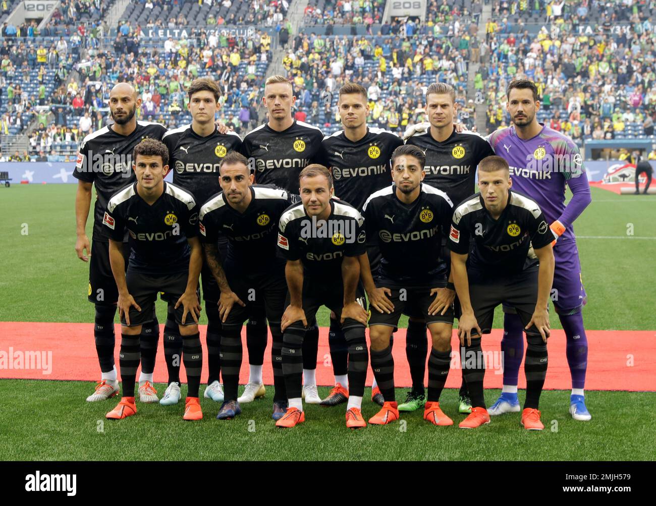 Borussia Dortmund players pose for group photo before an international friendly soccer match against the Seattle Sounders, Wednesday, July 17, 2019, in Seattle. (AP Photo/Ted S. Warren) Stockfoto