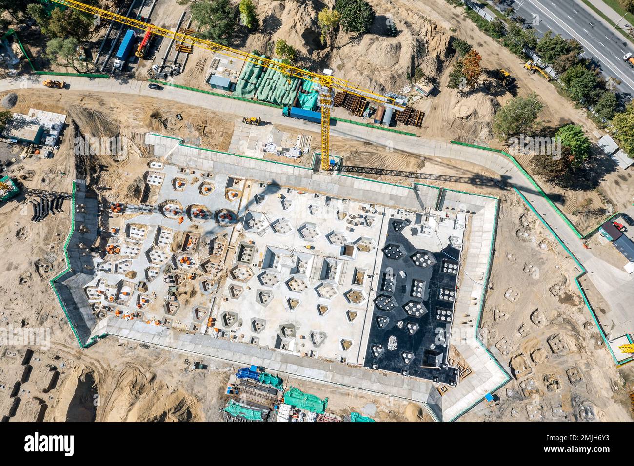 Betonplatten-Fundament im Bau. Draufsicht von oben von der fliegenden Drohne. Stockfoto