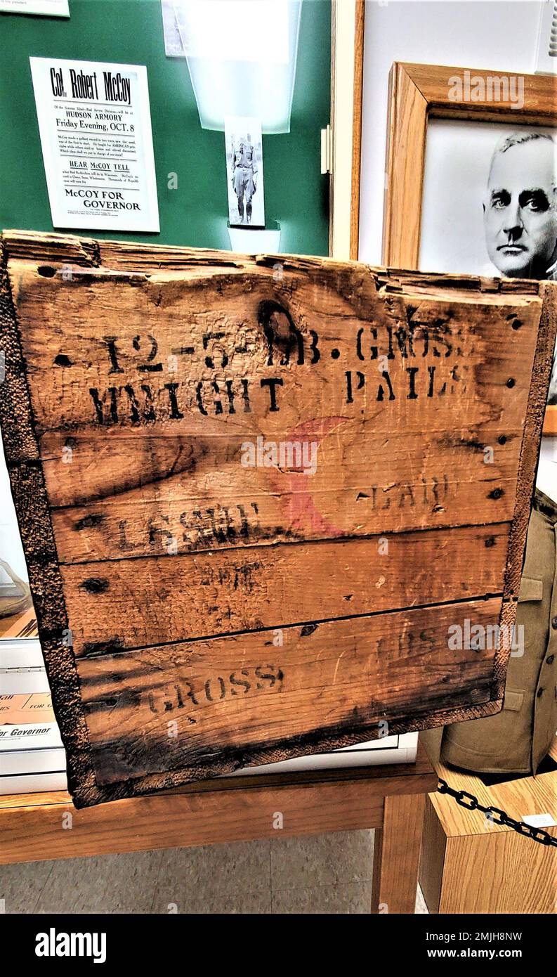 Am 26. August 2022 im Fort McCoy History Center im historischen Gedenkbereich von Fort McCoy, Wisconsin, wird eine mehr als ein Jahrhundert alte Holzkiste gezeigt. Die Kiste wurde Fort McCoy gespendet von Alan McCoy aus Sparta, Wisconsin, dem Enkel von Major Robert Bruce McCoy, nach dem Fort McCoy benannt ist. Die Kiste, die einst Schmalzeimer trug, geht zurück in die Zeit von Camp Emery Upton und Camp Robinson in Wisconsin um 1910. Stockfoto