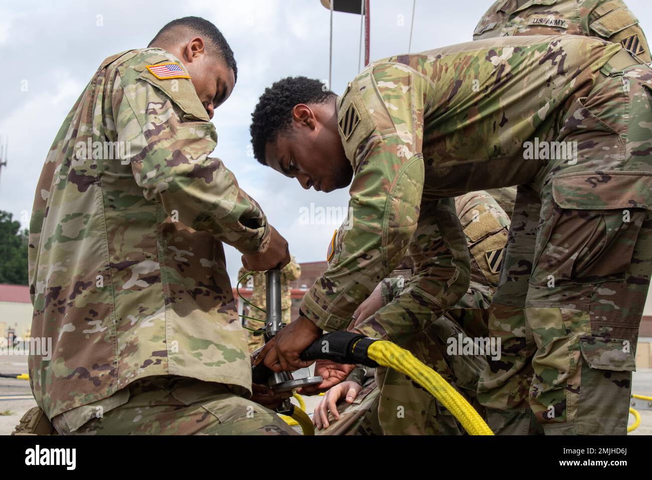 Soldaten, die dem 603. Aviation Support Bataillon, 3. Combat Aviation Brigade, 3. Infanteriedivision, zugeteilt wurden, sichere Seile, mit denen ihr UH-60 Blackhawk während einer Übung des Aircraft Recovery Team am Hunter Army Airfield, Georgia, am 30. August 2022 ausgerüstet wurde. DART-Übungen bereiten Soldaten darauf vor, ein Flugzeug in jedem Zustand sicher und effizient zu Bergen. Stockfoto