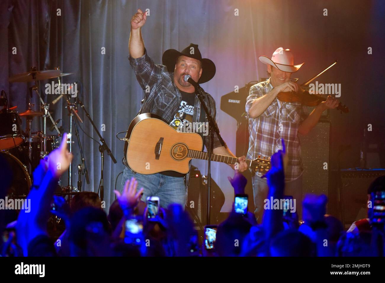Garth Brooks performs at Joe's in Chicago, Monday, July 15, 2019, on the first stop of his Dive Bar tour. Garth has partnered with Seagram's 7 Crown to secure 700,000 pledges to #JoinThePact, a pledge to never drive impaired. (Photo by Rob Grabowski/Invision/AP) Stockfoto