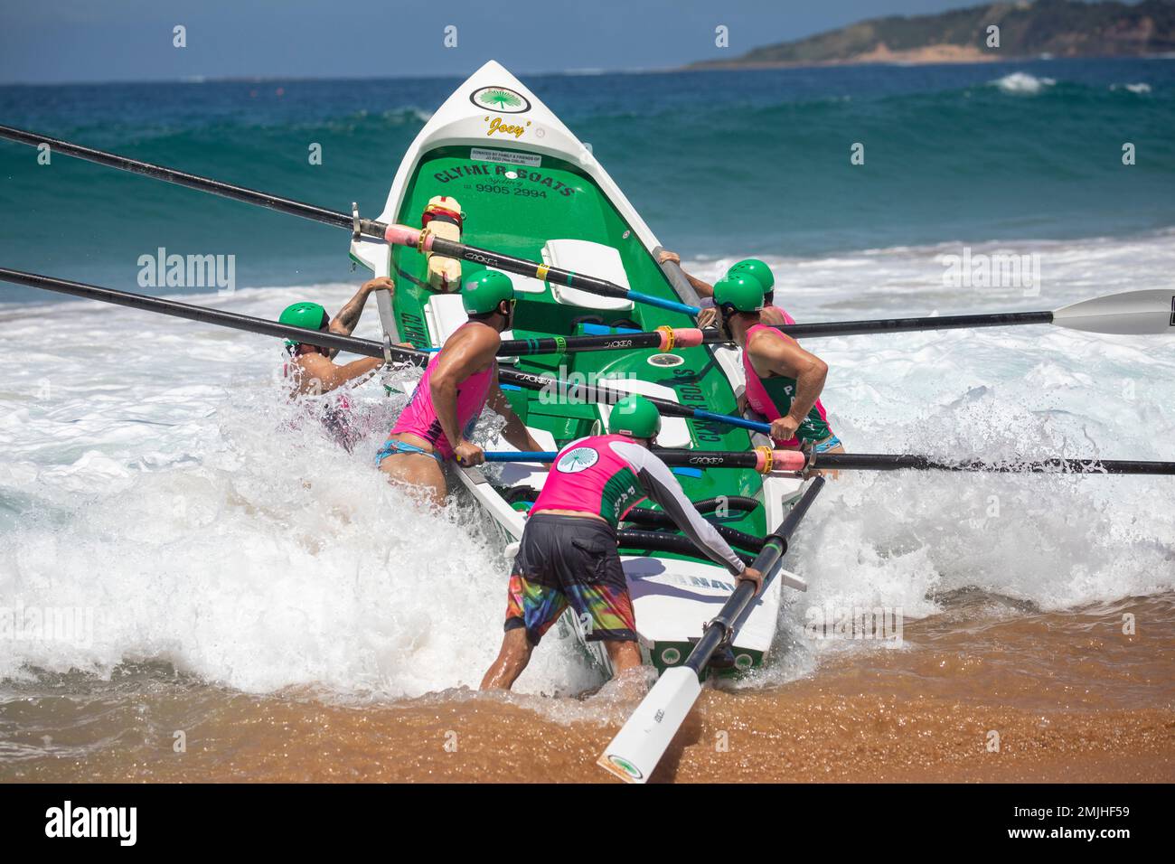 Samstag, 28. Januar 2023. Sydney Northern Beaches Surfboat Carnival am North Narrabeen Beach, lokale Surfclubs Männer und Frauen und ihre traditionellen Surfboote treten in Runde 5 der Bootsvorstellung gegeneinander an, lokale Teams aus Avalon Beach, Collaroy, Palm Beach, North Narrabeen, Freshwater und Coogee. Credits Martin Berry@alamy Live News. Stockfoto