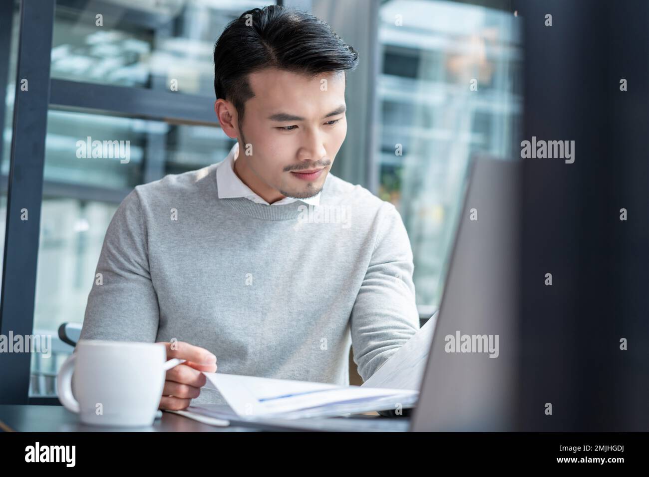 Ein junger Geschäftsmann bei der Arbeit Stockfoto