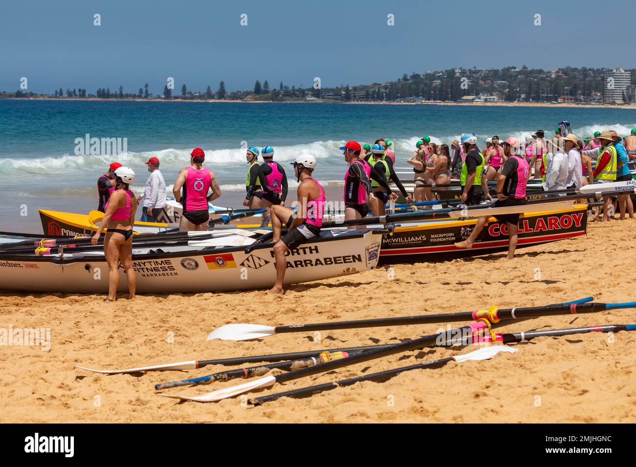 Samstag, 28. Januar 2023. Sydney Northern Beaches Surfboat Carnival am North Narrabeen Beach, lokale Surfclubs Männer und Frauen und ihre traditionellen Surfboote treten in Runde 5 der Bootsvorstellung gegeneinander an, lokale Teams aus Avalon Beach, Collaroy, Palm Beach, North Narrabeen, Freshwater und Coogee. Credits Martin Berry@alamy Live News. Stockfoto