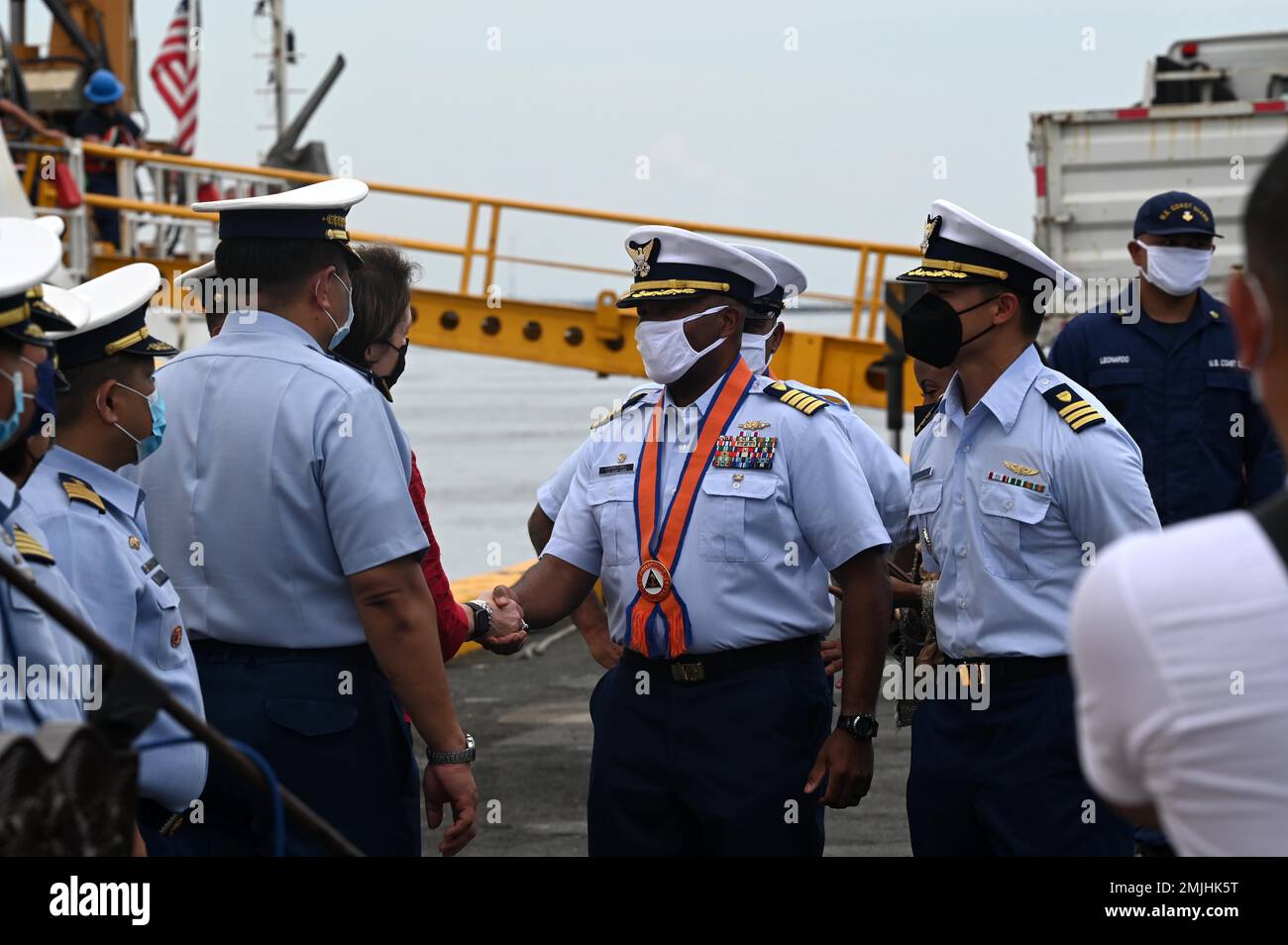 USA Kapitän der Küstenwache, Willie Carmichael, befehlshabender Offizier der USA Coast Guard Cutter Midgett (WMSL 757), schüttelt die Hand mit MaryKay Loss Carlson, USA Botschafter auf den Philippinen, nachdem der Cutter in Manila, Philippinen, festgemacht hatte, 30. August 2022. Manila ist der erste internationale Hafenstopp des Midgett während der monatelangen Patrouille des Cutters im westlichen Pazifik unter der taktischen Kontrolle des Befehlshabers der US-7.-Flotte. Stockfoto