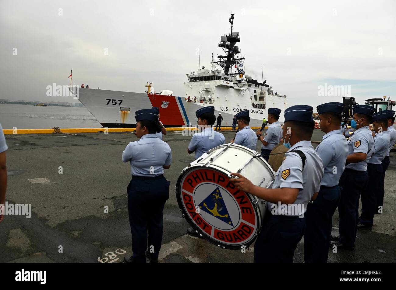 Mitglieder einer philippinischen Küstenwache begrüßen die USA mit Musik Coast Guard Cutter Midgett's Crew (WMSL 757) nach Manila, Philippinen, 30. August 2022. Manila ist der erste internationale Hafenstopp des Midgett während der monatelangen Patrouille des Cutters im westlichen Pazifik unter der taktischen Kontrolle des Befehlshabers der US-7.-Flotte. Stockfoto