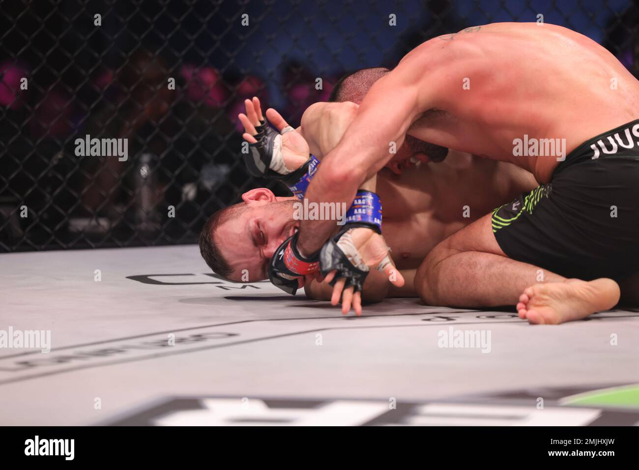 ORLANDO, Florida - JANUAR 27: (Unten) Jozef Wittners Auge beginnt in Woche 1 der PFL Challenger Series am 27. Januar 2023 in den Universal Studios in Orlando, Florida, zu schwellen. (Foto: Aaron Litz/PxImages) Stockfoto