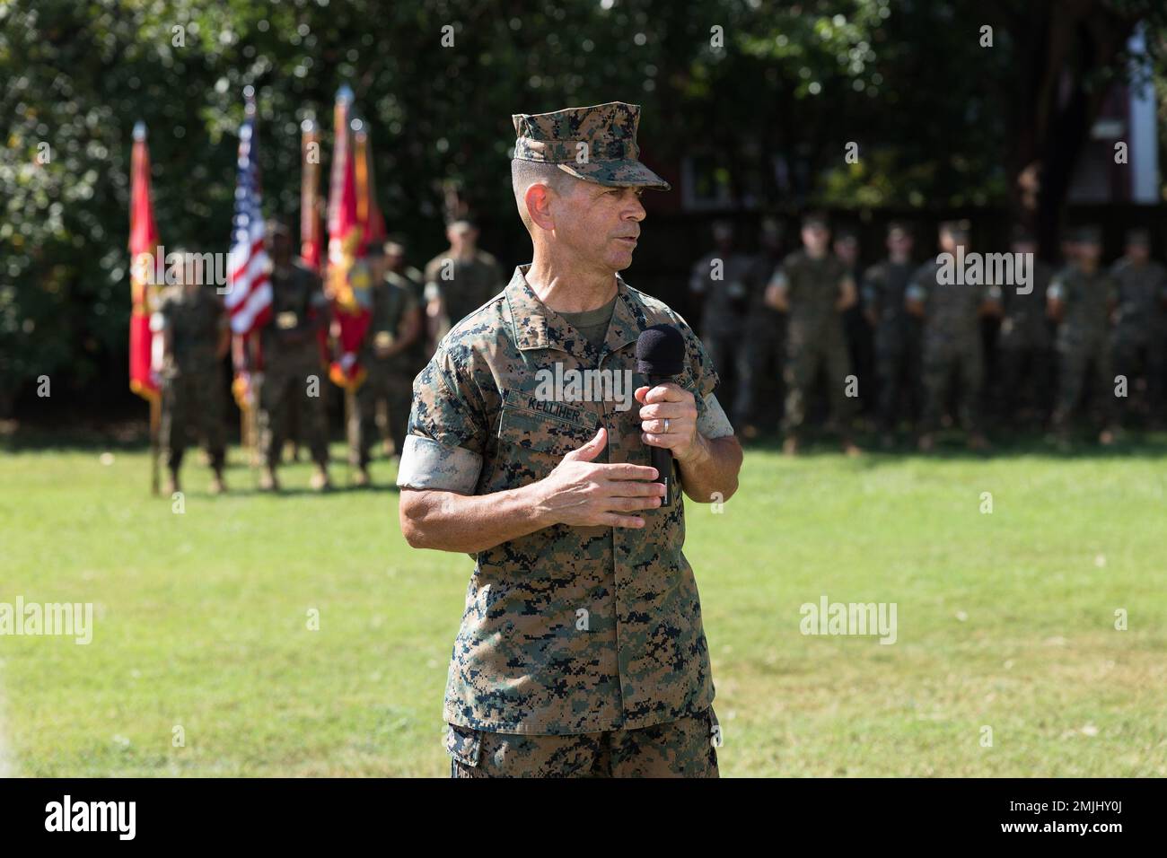 USA Gen. John F. Kelliher III, stellvertretender Befehlshaber der Marine Force, Atlantik, Marine Forces Command, Marine Forces Northern Command, spricht seine Dankbarkeit und Anerkennung für die Verantwortung aus, die er als kommissarischer Befehlshaber bei einer Zeremonie zum Kommandowechsel im Naval Station Norfolk Pennsylvania House, Virginia, 30. August 2022. Während der Zeremonie Brigade. General John F. Kelliher III, der scheidende Kommandeur, übergab seine Pflichten dem neuen Kommandeur Cavanaugh. Der Befehlshaber ist verantwortlich für die ordnungsgemäße Anstellung und Unterstützung der Streitkräfte und der Hinrichtung des Marine Corps Stockfoto