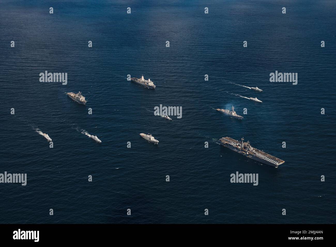 220830-N-GF955-1649 OSTSEE (AUG 30, 2022) das amphibische Sturmschiff USS Kearsarge (LHD 3) der Wasp-Klasse, die schwedische Korvette der Visby-Klasse HSwMS Härnösand (K33 44), die schwedische Korvette der Visby-Klasse HSwMS Nyköping (K34), das schwedische Hilfsunterstützungsschiff der USS Kearsarge-Klasse HSwMS Carlskrona (P04), das Amphibienschiff Gunston Hall der Whidbey Island-Klasse (LSD), Die schwedische Korvette der Stockholm-Klasse HSwMS Malmö (P 12), das amphibische Transportschiff USS Arlington (LPD 24) der San Antonio-Klasse, der Lenkraketen-Zerstörer USS Paul Ignatius der Arleigh Burke-Klasse (DDG 117), der Schwedis Stockfoto