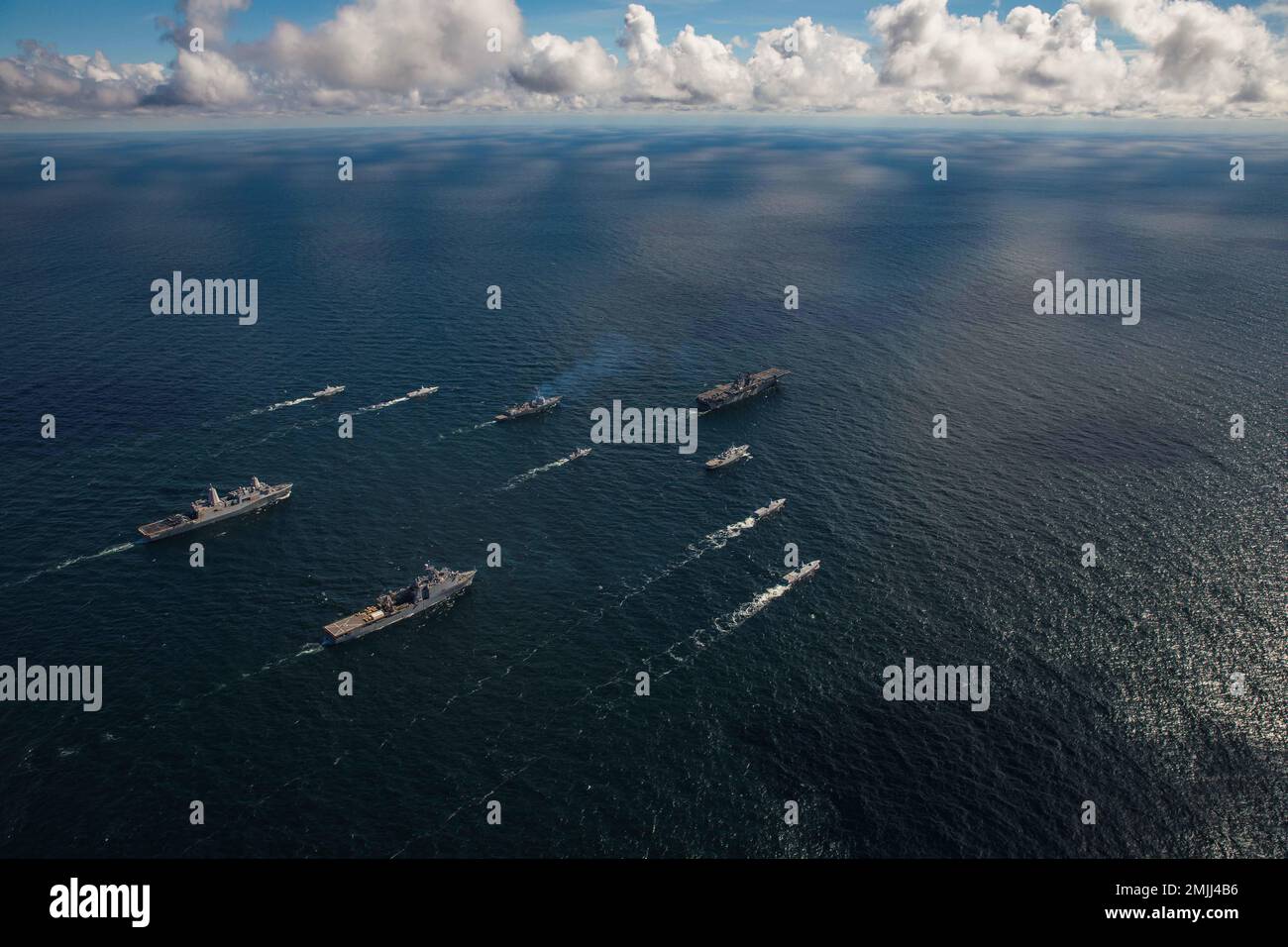 220830-N-GF955-1662 OSTSEE (AUG 30, 2022) das amphibische Sturmschiff USS Kearsarge (LHD 3) der Wasp-Klasse, die schwedische Korvette der Visby-Klasse HSwMS Härnösand (K33 44), die schwedische Korvette der Visby-Klasse HSwMS Nyköping (K34), das schwedische Hilfsunterstützungsschiff der USS Kearsarge-Klasse HSwMS Carlskrona (P04), das Amphibienschiff Gunston Hall der Whidbey Island-Klasse (LSD), Die schwedische Korvette der Stockholm-Klasse HSwMS Malmö (P 12), das amphibische Transportschiff USS Arlington (LPD 24) der San Antonio-Klasse, der Lenkraketen-Zerstörer USS Paul Ignatius der Arleigh Burke-Klasse (DDG 117), der Schwedis Stockfoto