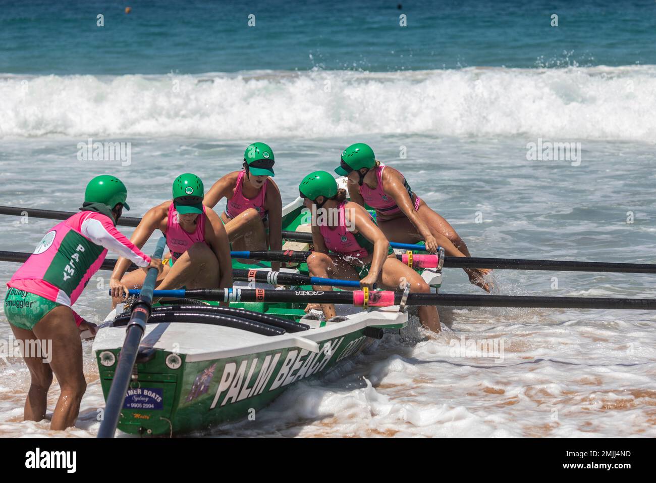 Samstag, 28. Januar 2023. Sydney Northern Beaches Surfboat Carnival am North Narrabeen Beach, lokale Surfclub Männer und Frauen Teams und deren Tradit Stockfoto