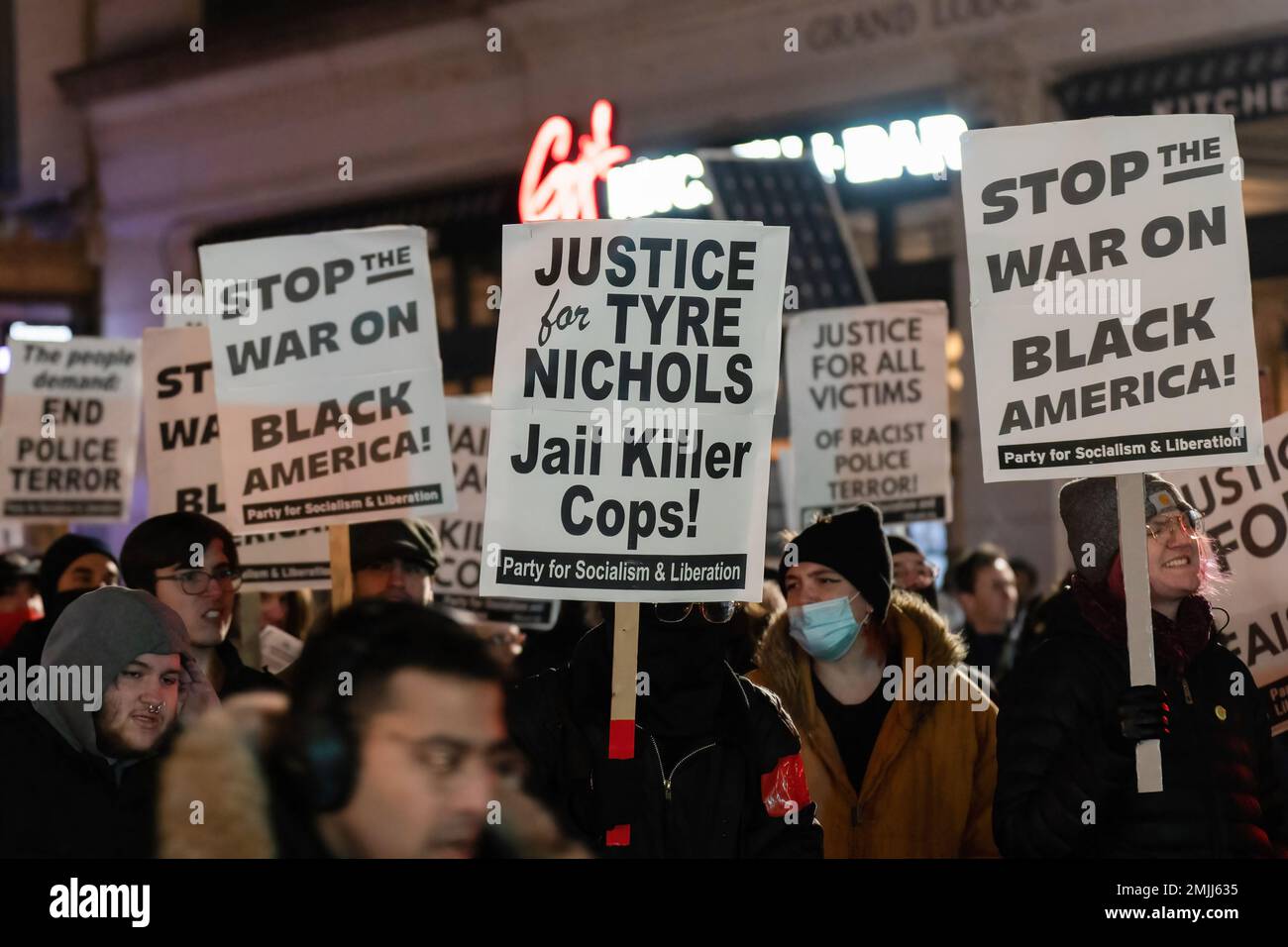 Boston, Usa. 27. Januar 2023. Die Demonstranten haben Plakate, die nach dem Mord an Tyre Nichols in Boston Gerechtigkeit fordern. Etwa 100 Demonstranten versammelten sich am Eingang des Boston Common und forderten Gerechtigkeit für den Mord an Tyre Nichols. Später marschierten die Demonstranten um den Boston Common und passierten das Massachusetts State Capitol Building. Kredit: SOPA Images Limited/Alamy Live News Stockfoto
