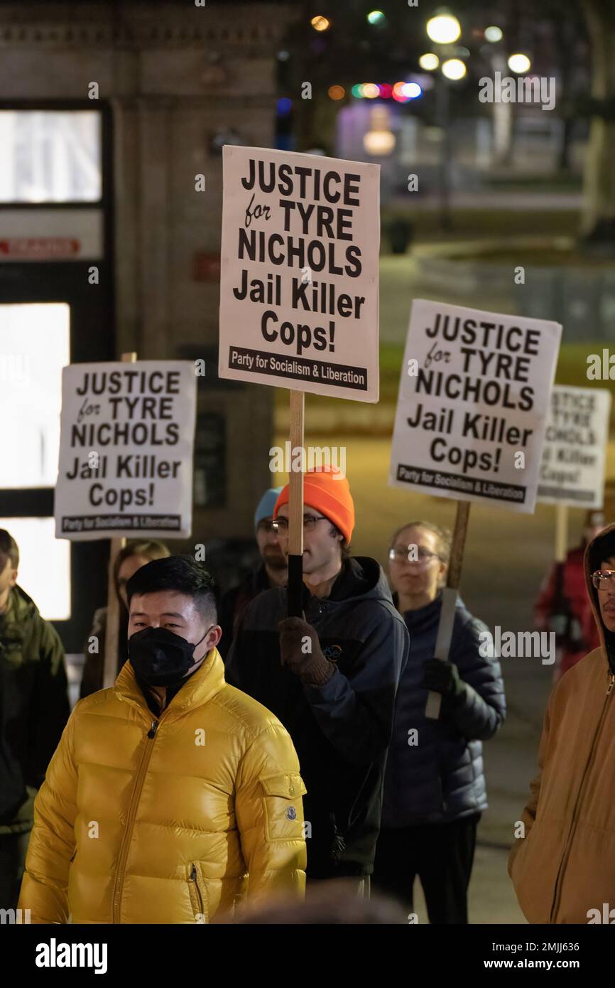 Boston, Usa. 27. Januar 2023. Die Demonstranten haben Plakate, die nach dem Mord an Tyre Nichols in Boston Gerechtigkeit fordern. Etwa 100 Demonstranten versammelten sich am Eingang des Boston Common und forderten Gerechtigkeit für den Mord an Tyre Nichols. Später marschierten die Demonstranten um den Boston Common und passierten das Massachusetts State Capitol Building. Kredit: SOPA Images Limited/Alamy Live News Stockfoto