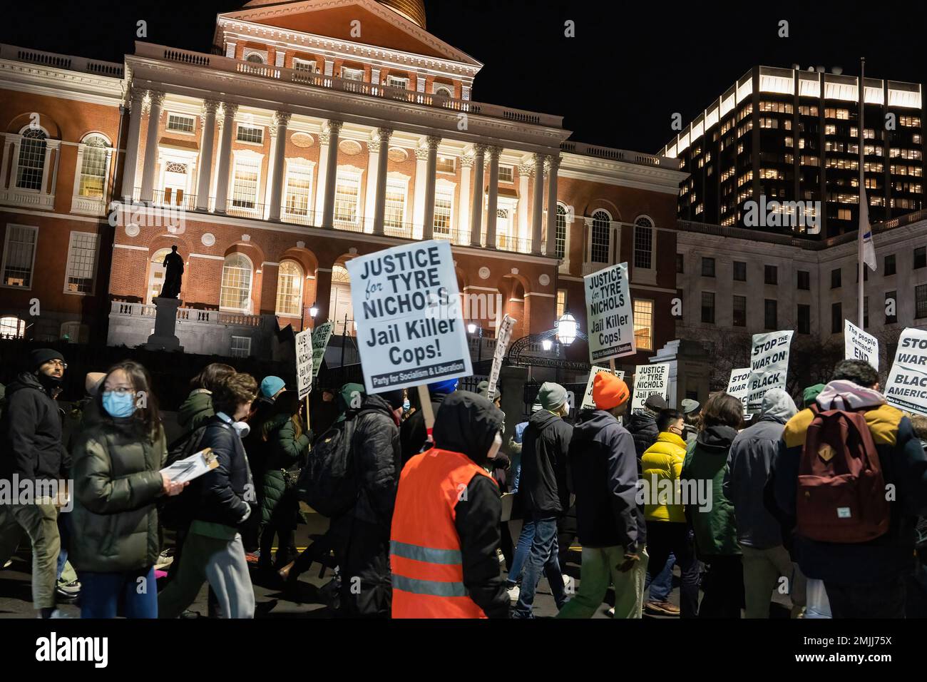 Boston, Usa. 27. Januar 2023. Demonstranten marschieren am Massachusetts State Capitol Building mit Plakaten zum Protest gegen den Polizeimord an Tyre Nichols. Etwa 100 Demonstranten versammelten sich am Eingang des Boston Common und forderten Gerechtigkeit für den Mord an Tyre Nichols. Später marschierten die Demonstranten um den Boston Common und passierten das Massachusetts State Capitol Building. (Foto: Vincent Ricci/SOPA Images/Sipa USA) Guthaben: SIPA USA/Alamy Live News Stockfoto