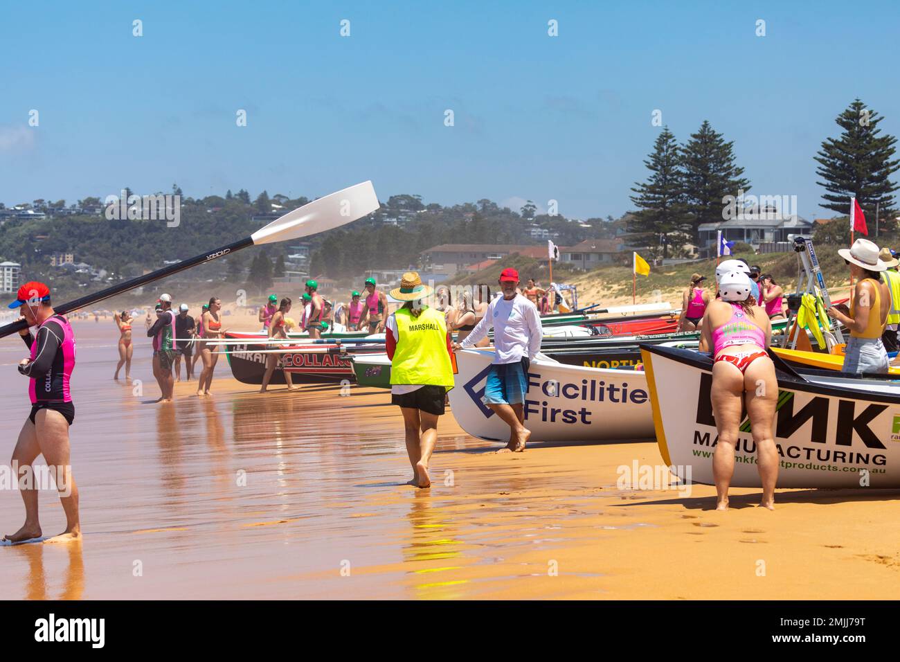 Traditioneller australischer Surfbootkarneval mit Rennen und Veranstaltungen, North Narrabeen Beach, Sydney, NSW, Australien Sommer 2023 Stockfoto