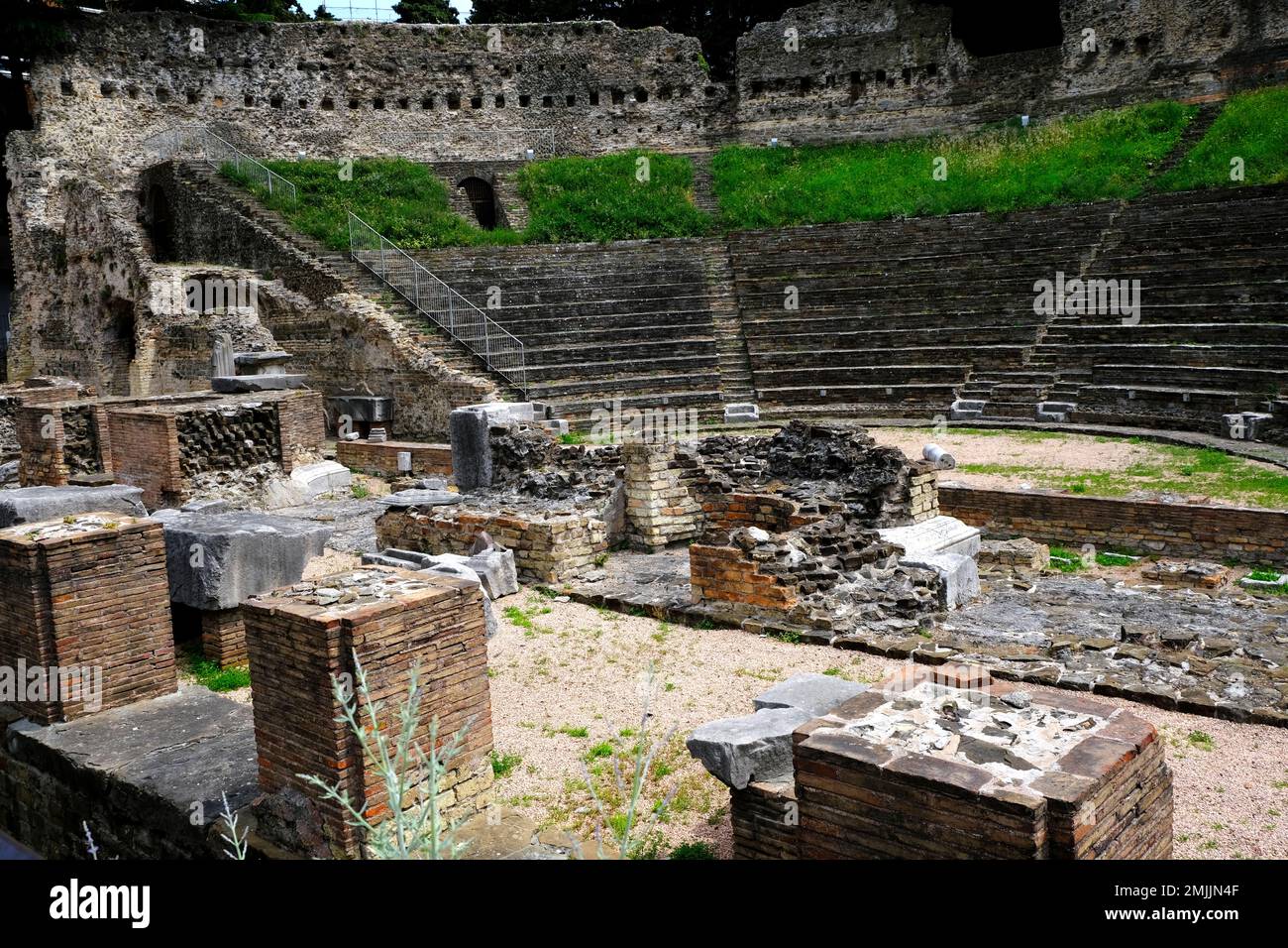 Überreste eines antiken römischen Theaters in Triest Italien Stockfoto