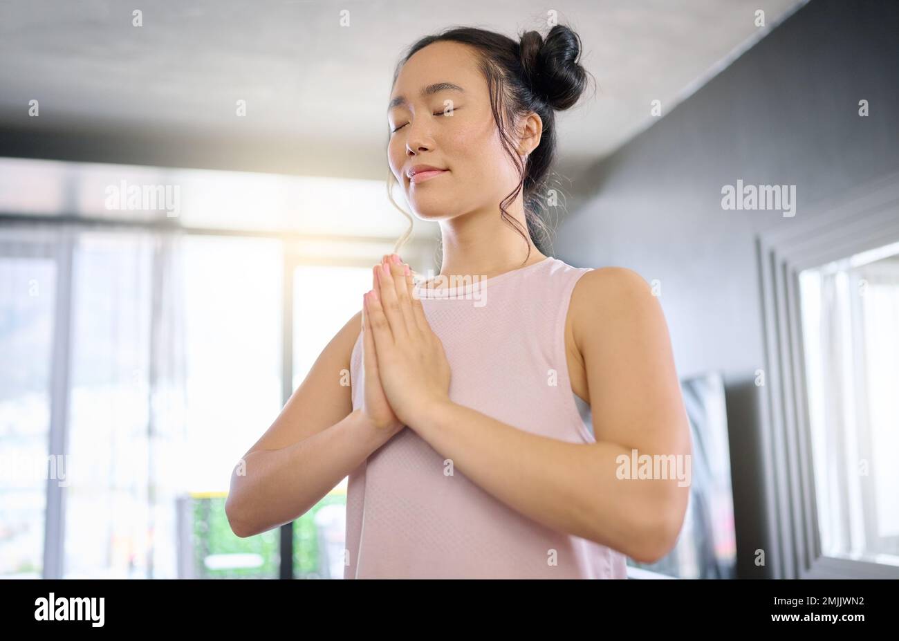 Yoga, Meditation und Gebetsfrau, die ihren Geist für Frieden, Zen und Ruhe trainiert. Hoffnung, Freiheit und asiatisches Mädchen im Wohnzimmer Stockfoto