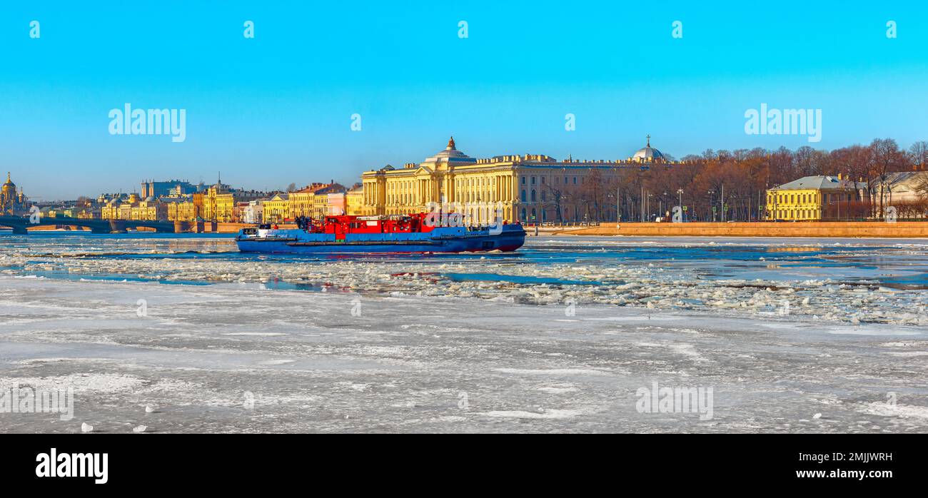 Landschaft des Flusses Newa und Universitätsböschung in St. Petersburg Stockfoto