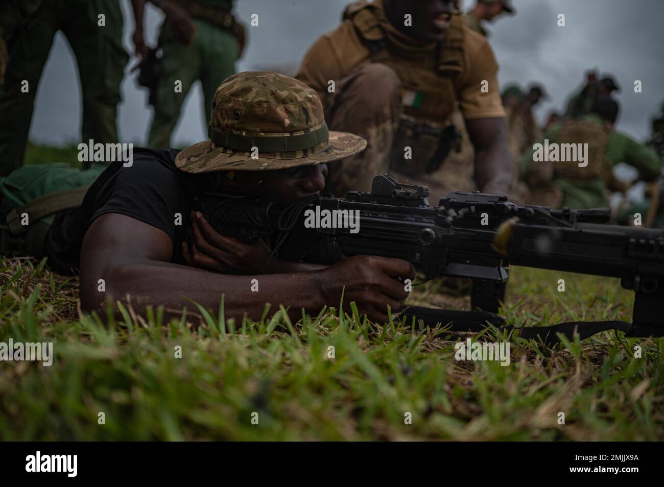 US- und Côte d'Ivoire-Spezialeinsatzkräfte führen Joint Combined Exchange Training (JCET) in Jacqueville, Elfenbeinküste, durch, 24. August 2022. Die JCETs verbessern die Beziehungen der USA zu den Partnerländern durch den Aufbau und die Aufrechterhaltung kritischer militärisch-militärischer Verbindungen sowie die Verbesserung der gemeinsamen und alliierten Bereitschaft und Interoperabilität. Stockfoto