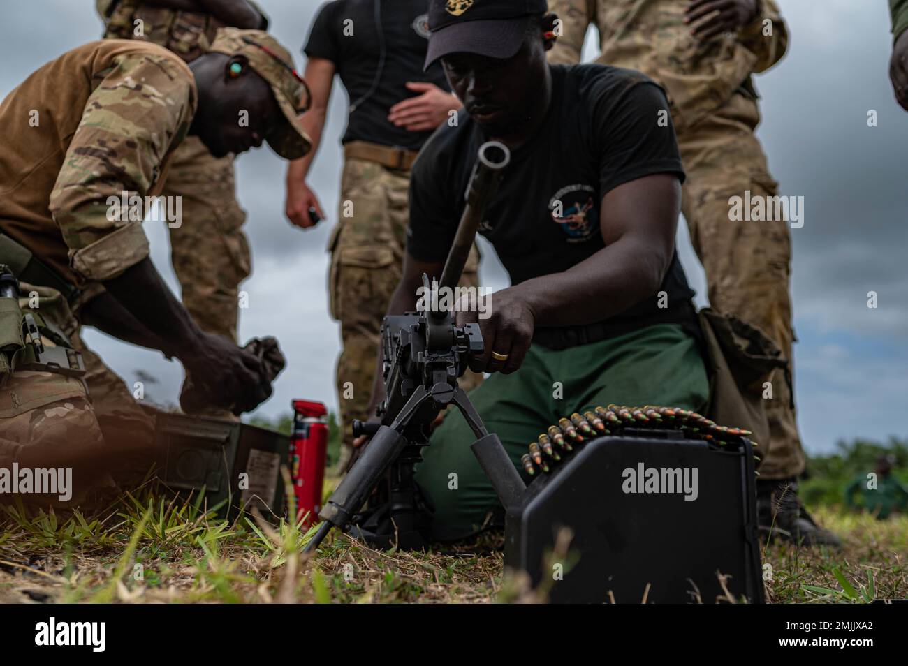 US- und Côte d'Ivoire-Spezialeinsatzkräfte führen Joint Combined Exchange Training (JCET) in Jacqueville, Elfenbeinküste, durch, 24. August 2022. Die JCETs verbessern die Beziehungen der USA zu den Partnerländern durch den Aufbau und die Aufrechterhaltung kritischer militärisch-militärischer Verbindungen sowie die Verbesserung der gemeinsamen und alliierten Bereitschaft und Interoperabilität. Stockfoto