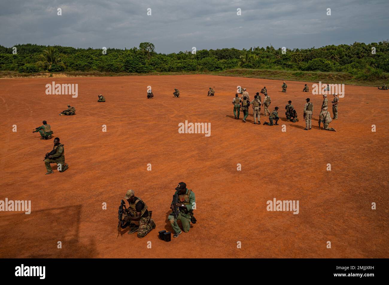 US- und Côte d'Ivoire-Spezialeinsatzkräfte führen Joint Combined Exchange Training (JCET) in Jacqueville, Elfenbeinküste, durch, 24. August 2022. Die JCETs verbessern die Beziehungen der USA zu den Partnerländern durch den Aufbau und die Aufrechterhaltung kritischer militärisch-militärischer Verbindungen sowie die Verbesserung der gemeinsamen und alliierten Bereitschaft und Interoperabilität. Stockfoto