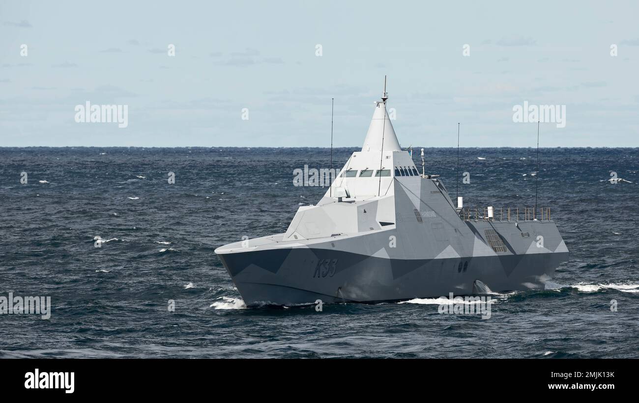 220830-N-MZ836-1025 OSTSEE (30. August 2022) die schwedische Corvette der Visby-Klasse HSwMS Harnosand (K33) durchquert die Ostsee während einer Fotoübung mit dem Amphibienschiff USS Kearsarge der Wasp-Klasse (LHD 3) 30. August 2022. Die Kearsarge Amphibious Ready Group und startete die 22. Marine Expeditionary Unit unter dem Kommando und der Kontrolle der Task Force 61/2, befindet sich auf einem geplanten Einsatz in den USA Marinestreitkräfte Europa Einsatzgebiet, angestellt von den USA Sechste Flotte, die die Interessen der USA, Verbündeten und Partner verteidigt. Stockfoto