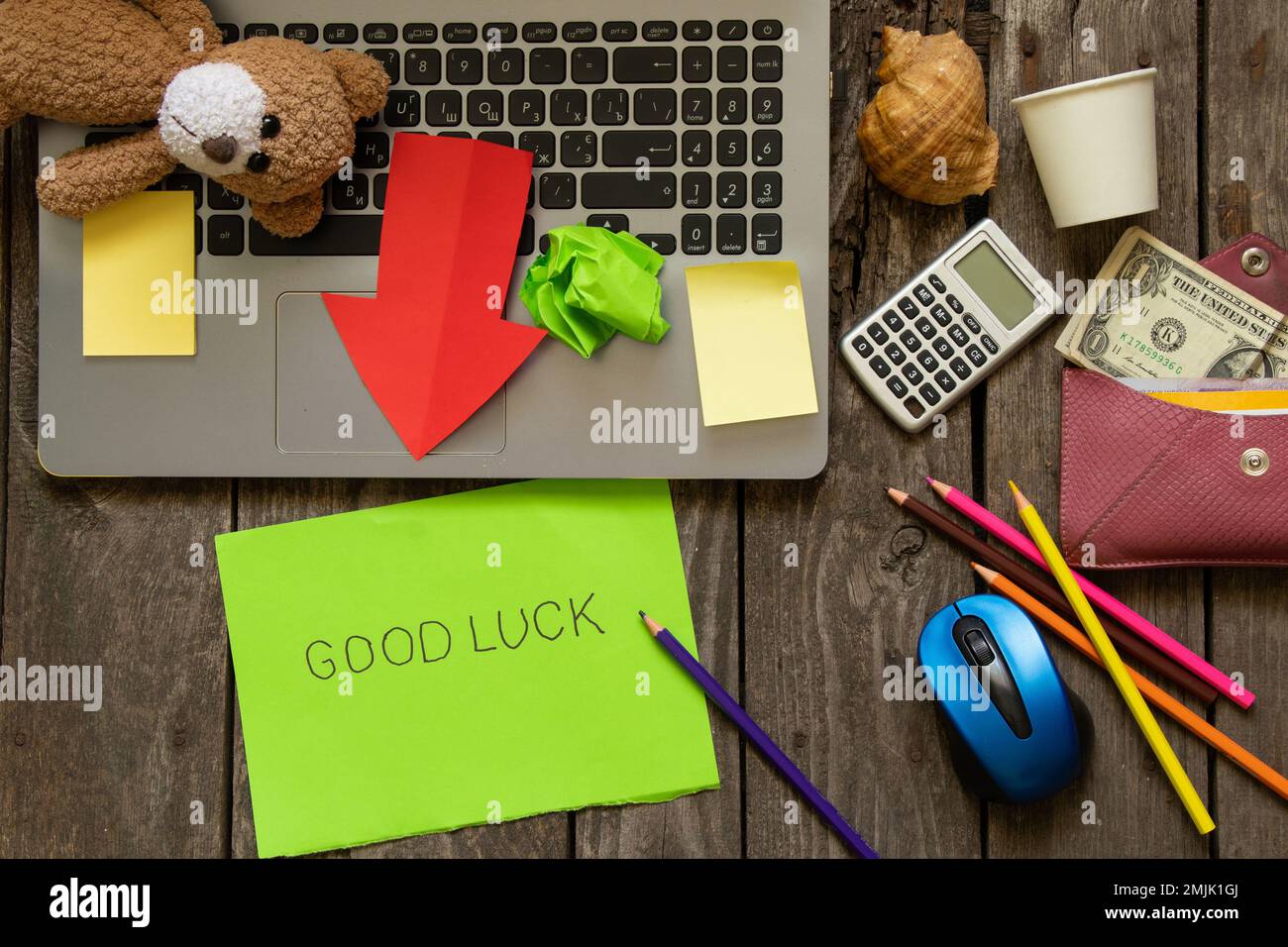 Unordentliche Arbeit an Schreibtischbleistiften und Geldpapieren Stockfoto