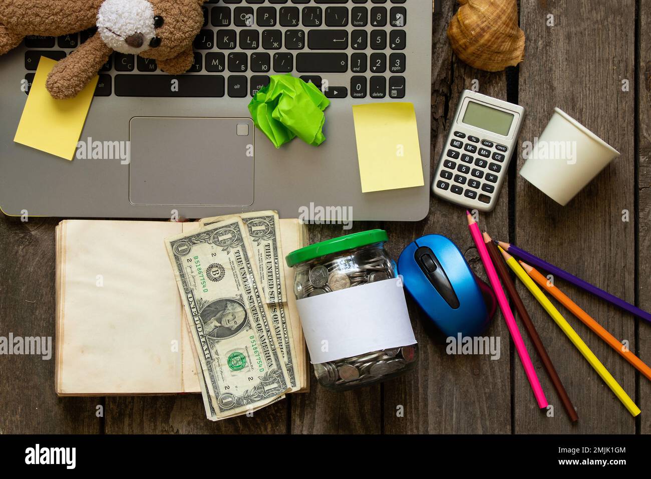 Unordentliche Arbeit an Schreibtischbleistiften und Geldpapieren Stockfoto