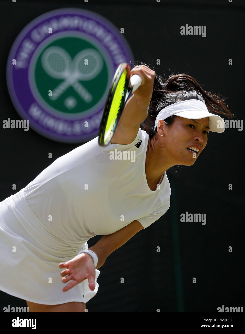 Taiwan's Su-Wei Hsieh serves to Czech Republic's Karolina Pliskova in a singles match during day five of the Wimbledon Tennis Championships in London, Friday, July 5, 2019. (AP Photo/Kirsty Wigglesworth) Stockfoto