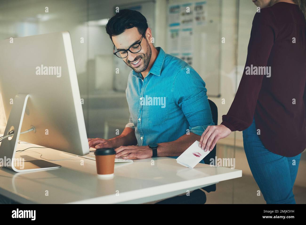 Er ist geschmeichelt. Ein gutaussehender Geschäftsmann, der einen Liebesbrief von einem heimlichen Verehrer erhält. Stockfoto