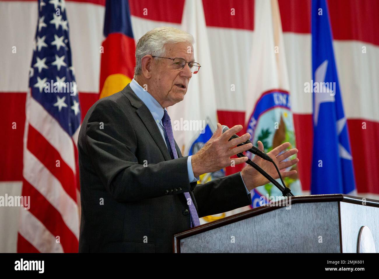Der General der Luftstreitkräfte im Ruhestand Richard Myers, Vorsitzender des Joint Chiefs of Staff aus dem Jahr 15., gibt während der USNORTHCOM 20.-Jubiläumszeremonie am 30. September 2022 auf der Peterson Space Force Base, Colorado, Eröffnungsanmerkungen ab. USNORTHCOM wurde am 1. Oktober 2002 gegründet, um das Kommando und die Kontrolle über die Heimatverteidigungsbemühungen des Verteidigungsministeriums zu übernehmen und die Unterstützung der Zivilbehörden in der Verteidigung zu koordinieren. (Foto des Verteidigungsministeriums von Joshua Armstrong) Stockfoto