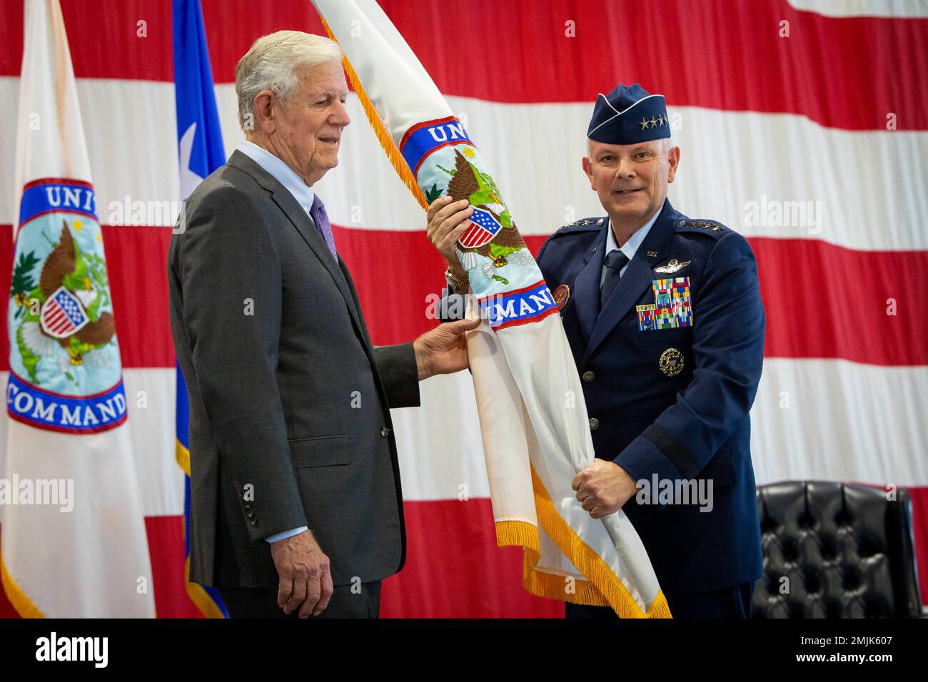General Glen VanHerck, Commander, North American Aerospace Defense Command und U.S. Northern Command, übergibt den Guidon an Air Force General, pensionierter Richard Myers, 15. Vorsitzender der Stabschefs, während der USNORTHCOM 20. Jubiläumszeremonie am 30. September 2022 auf der Peterson Space Force Base, Colorado. Die USNORTHCOM wurde am 1. Oktober 2002 gegründet, um die Einsatzbereitschaft des US-Verteidigungsministeriums im Bereich der Landesverteidigung zu übernehmen und die Verteidigungsunterstützung der Zivilbehörden zu koordinieren. (Foto des Verteidigungsministeriums von Joshua Armstrong) Stockfoto