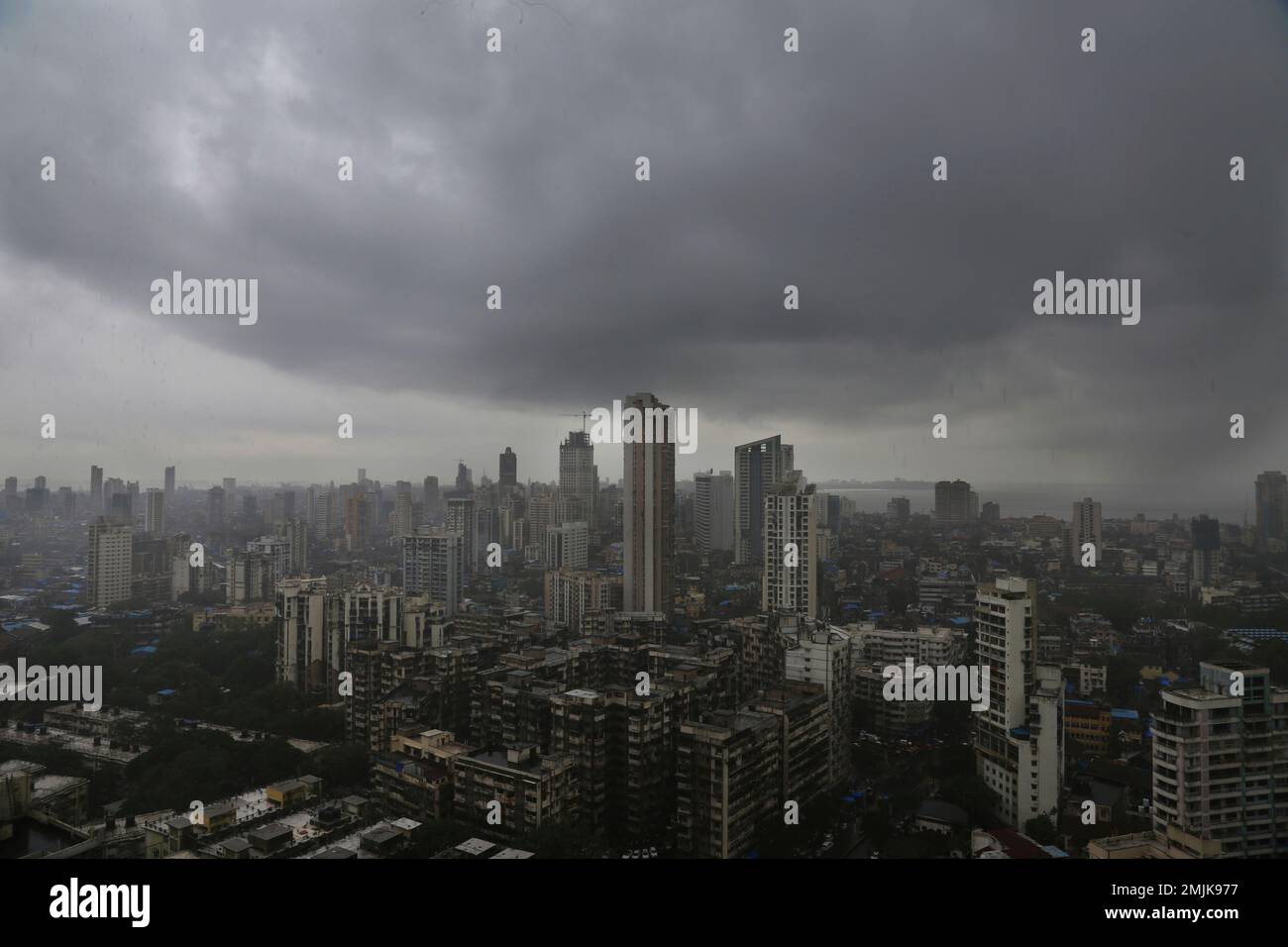 Monsoon clouds hover over the city skyline in Mumbai, India Thursday, July 4, 2019. The monsoon season in India brings heavy rains from June to September that cause flooding and other damage. (AP Photo/Rafiq Maqbool) Stockfoto