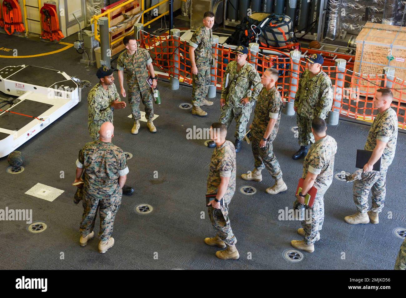 220831-N-ZS023-1053 SAN DIEGO (31. Aug. 2022) Seeleute des Küstenschiffes USS Kansas City (LCS 22) erörtern die LCS-Fähigkeiten mit Marines des 3D Marine Littoral Regiment in der Hangarbucht des Schiffes. Die Küstenstaffel One und die 3D MLR konzentrieren sich auf die Verbesserung der gegenseitigen Fähigkeiten, Kapazitäten und Letalität, indem sie neue Wege erkunden, um zur Unterstützung eines freien und offenen Indopazifiks zu operieren. Die LCS unterstützen weltweite Präsenz-, Seeverkehrssicherheits-, Seekontroll- und Abschreckungsmissionen. Stockfoto