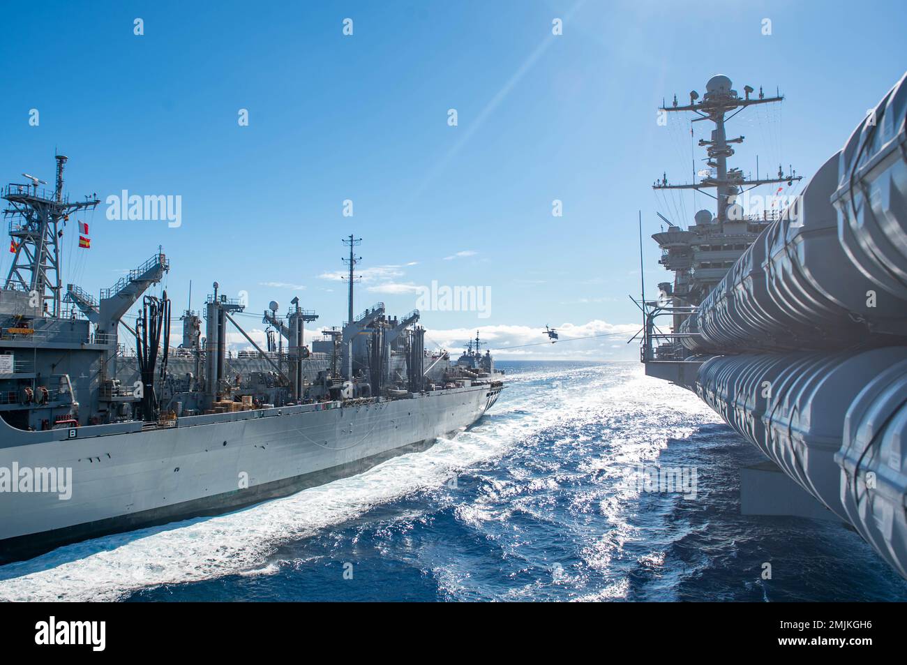 220831-N-XR893-1616 ATLANTISCHER OZEAN (31. August 2022) das Schnellkampfschiff USNS Supply (T-AOE 6), das während einer Wiederauffüllung auf See am 31. August 2022 neben dem Flugzeugträger der Nimitz-Klasse USS Harry S. Truman (CVN 75) verkehrt. Die Harry S. Truman Carrier Strike Group befindet sich in einem geplanten Einsatz in den USA Marinestreitkräfte Europa Einsatzgebiet, angestellt von den USA Sechste Flotte, die die Interessen der USA, Verbündeten und Partner verteidigt. Stockfoto