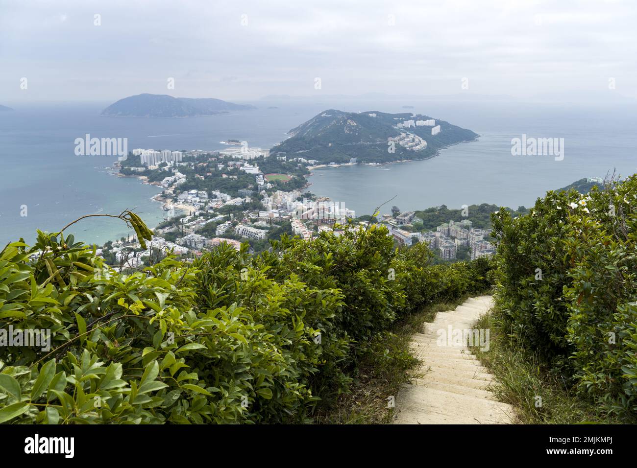 Stanley aus der Vogelperspektive, eine Küstenstadt und eine beliebte Touristenattraktion, von Ma Kong Shan oder The Twins Stockfoto