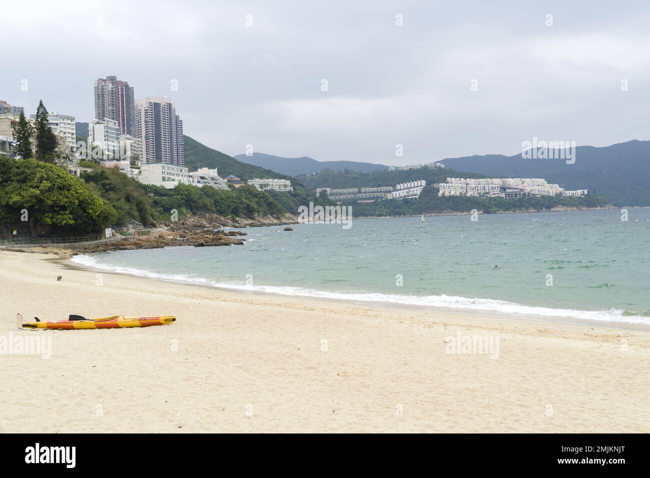 Stanley Main Beach im Osten der Halbinsel Stanley. Es ist ein Hotspot für Windsurfen und andere Wassersportarten Stockfoto