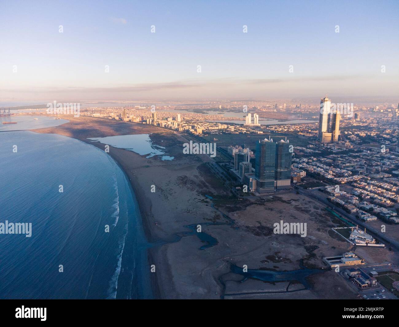 karatschi pakistan, Luftaufnahme der Stadt und Wahrzeichen der stadt karatschi, Luftaufnahme des Bahria Icon Tower, Dolmen Mall clifton, Hafenfront Stockfoto