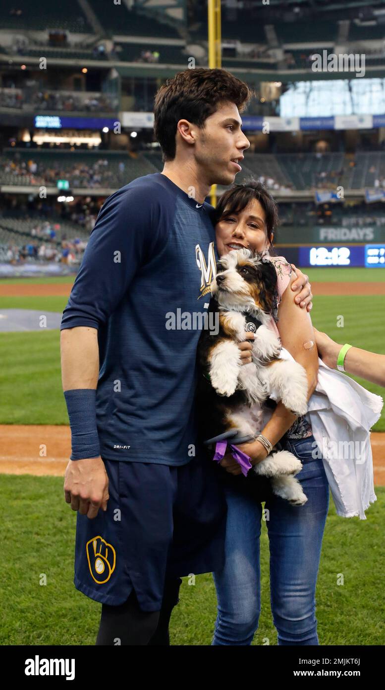 Milwaukee Brewers' Christian Yelich hugs his mother, Alecia Yelich before their game against the Pittsburgh Pirates Sunday, June 30, 2019, in Milwaukee. (AP Photo/Jeffrey Phelps) Stockfoto