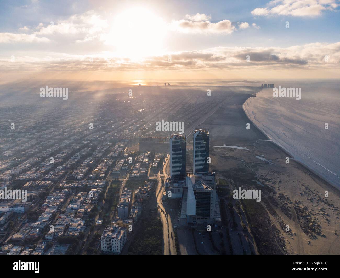 karatschi pakistan, Luftaufnahme der Stadt und Wahrzeichen der stadt karatschi, Luftaufnahme des Bahria Icon Tower, Dolmen Mall clifton, Hafenfront Stockfoto