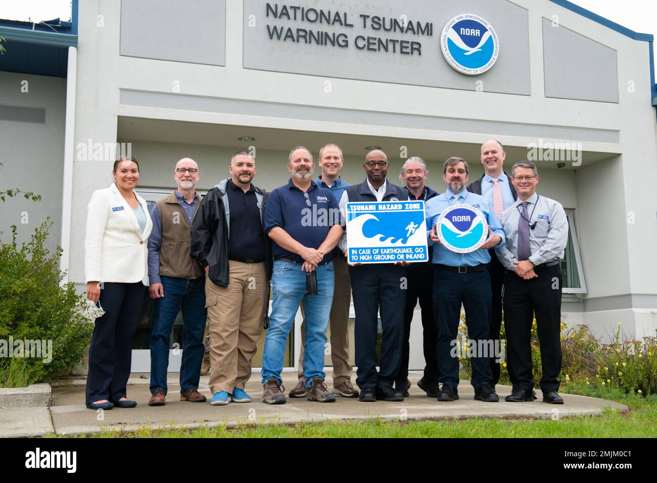 Mitglieder der National Oceanic and Atmospheric Association, der Federal Emergency Management Agency und anderer Notfallorganisationen posieren für ein Foto im National Tsunami Warning Center in Palmer, Alaska, 31. August 2022. Mitarbeiter des Kommandos Alaskan und Notfallpartner besuchten das NTWC im Rahmen der Übung Arctic Resolve 2022 von ALCOM, um zu untersuchen, wie seismische Aktivitäten auf dem gesamten US-amerikanischen Festland, in Alaska und in Kanada überwacht und reagiert wird. Stockfoto