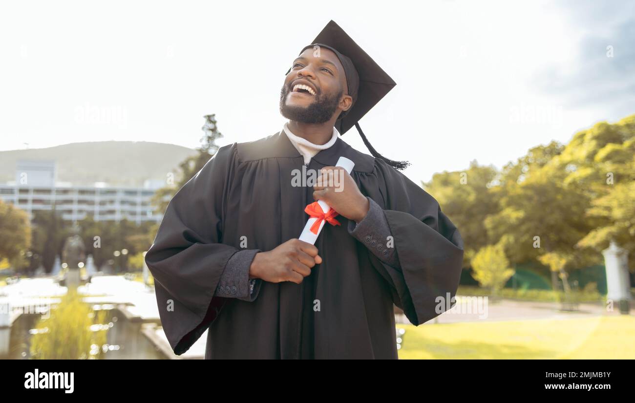 Studentenabschluss, schwarzer Mann und Gedanken an Erfolg, Erfolg oder Ziele bei einer Open-Air-College-Veranstaltung. Glücklicher Abschluss, Auszeichnung und Zukunft Stockfoto