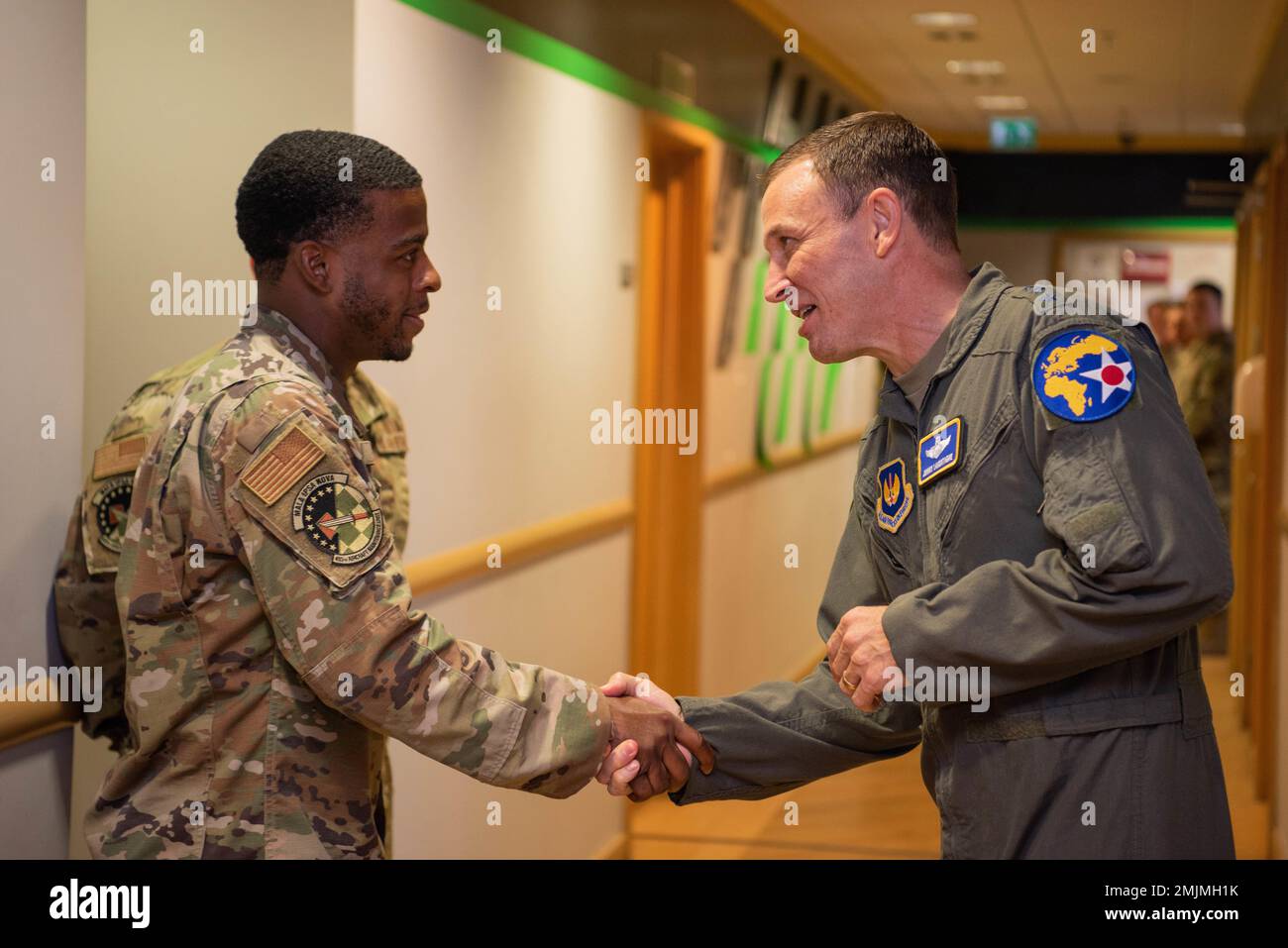USA Air Force LT. Gen. John Lamontagne, Stellvertretender Kommandeur der USAFE-AFAFRICA, präsentiert Staff Sergeant Jason Lewis, 748 AMXS F-35 Avionics Journeyman, eine seiner Münzen für herausragende Leistung bei Royal Air Force Lakenheath, 31. August 2022. Lamontagne besucht die RAF Lakenheath im Rahmen seiner Rundreise durch die USAFE-AFAFRICA und traf sich mit Flugzeugen, die eine Schlüsselrolle bei der Unterstützung und Ausführung der einzigen F-35-Mission Europas spielen, die die Verteidigungs- und Abschreckungsstellung der NATO verbessert. Stockfoto