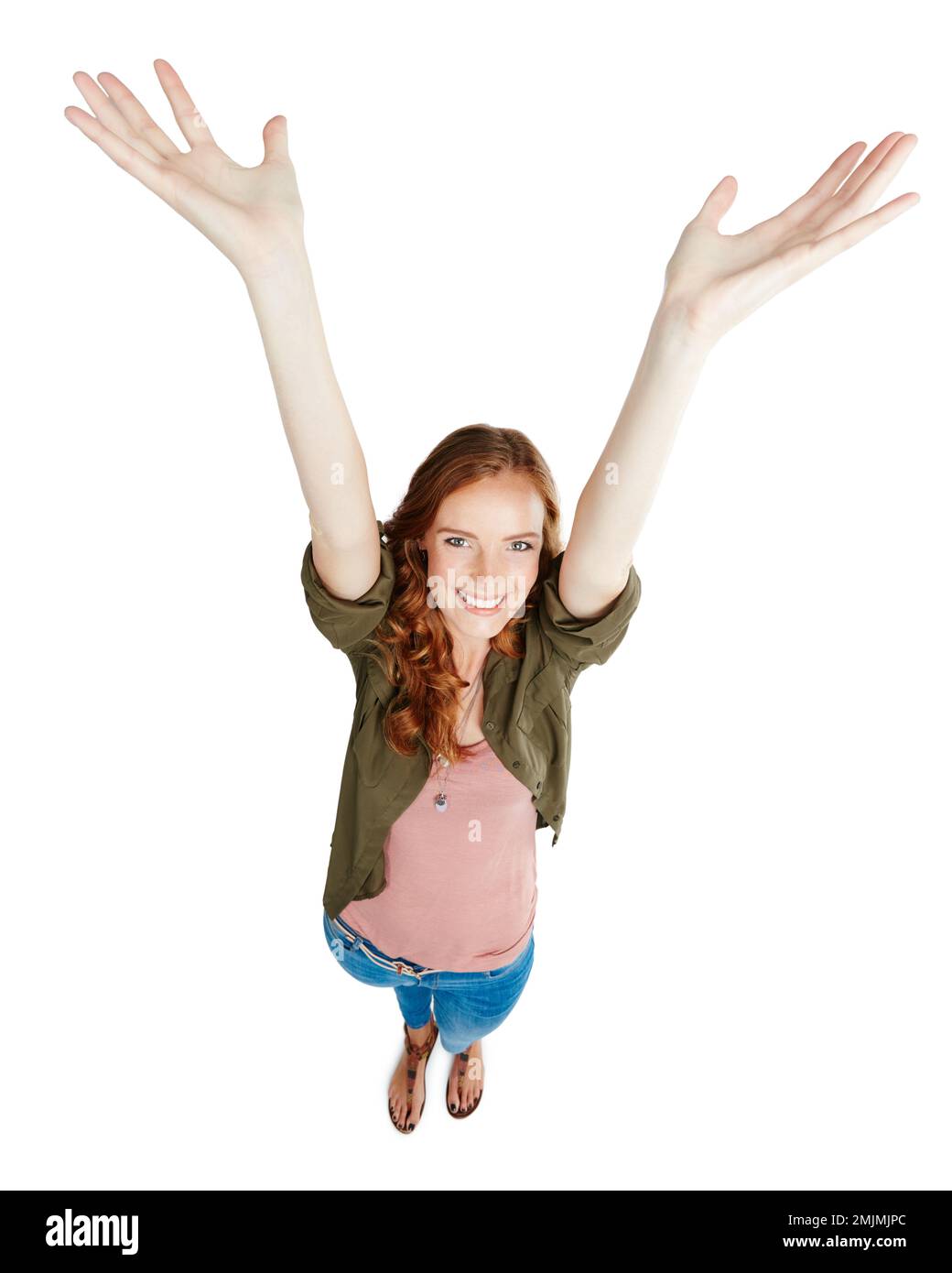 Nimm die Hände hoch, als wäre es dir egal. Eine junge Frau mit erhobenen Armen vor weißem Hintergrund. Stockfoto