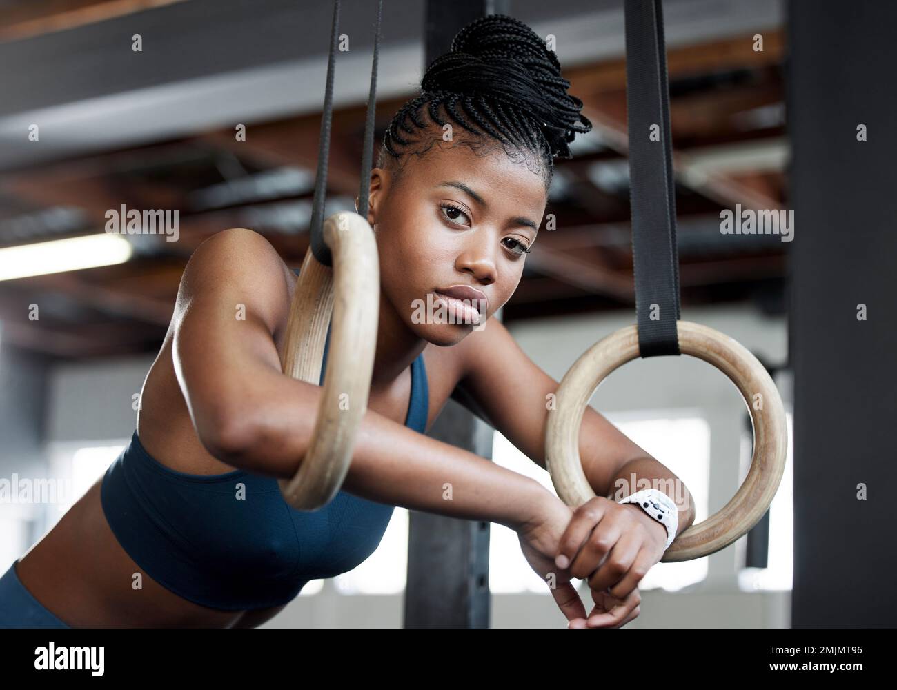 Pause, Gymnastik und Porträt einer schwarzen Frau mit Ringen zum Training, Muskeln und Armen im Fitnessstudio. Konzentration, stark und Gesicht einer afrikanischen Turnerin mit Stockfoto