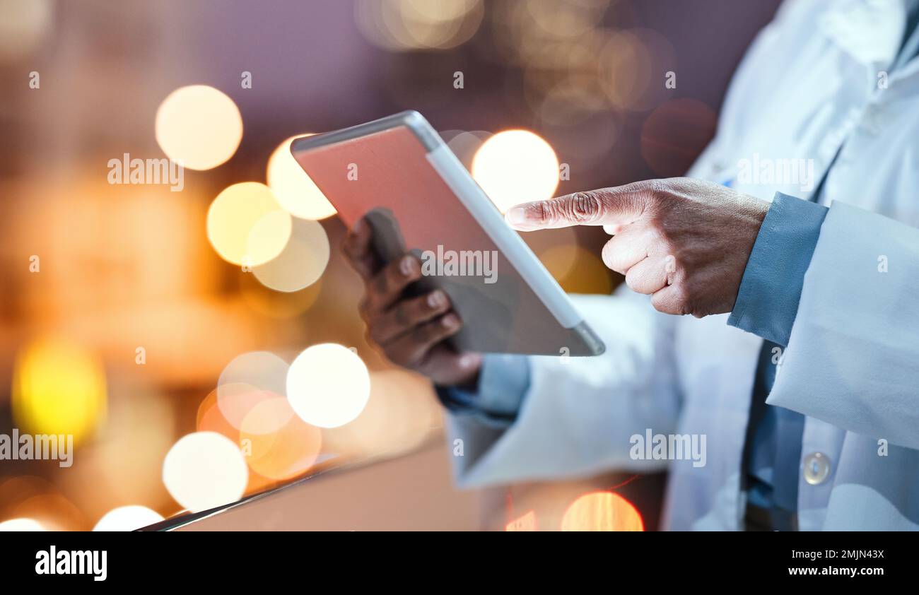 Arzt, Tablet und Hände im Gesundheitswesen in der Nacht für Forschung, Beratung und medizinische Online-Informationen. Krankenhausmann mit Technologie für Gesundheit Stockfoto
