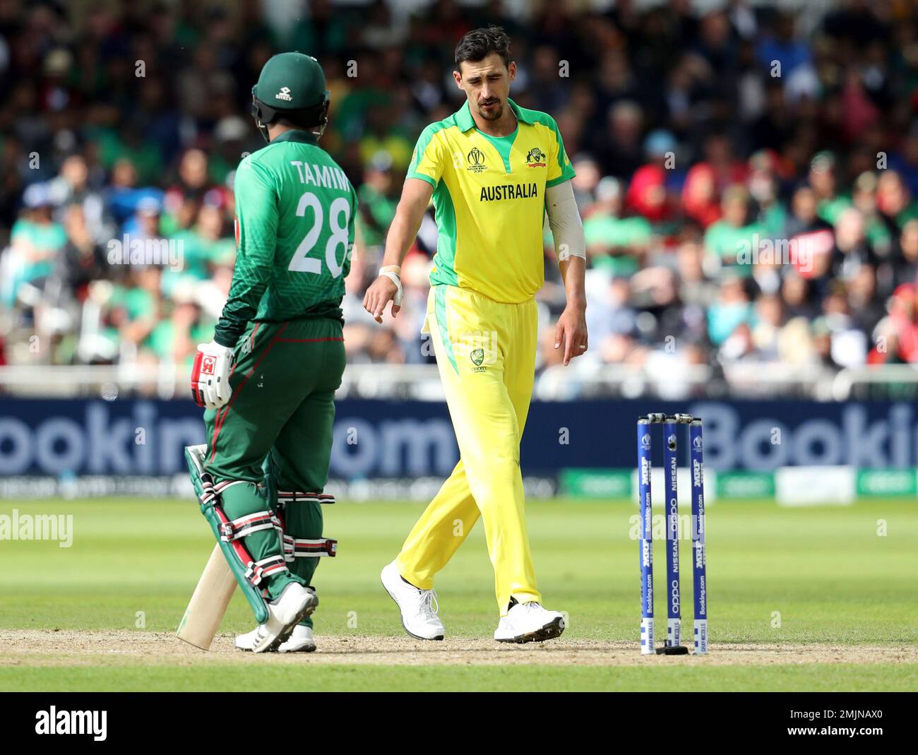 Australia's Mitchell Starc, right, gestures to Bangladesh's Tamim Iqbal, left, during the Cricket World Cup match between Australia and Bangladesh at Trent Bridge in Nottingham, Thursday, June 20, 2019. (AP Photo/Rui Vieira) Stockfoto