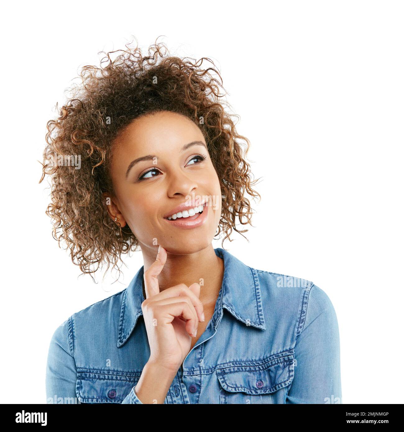 Sehen Sie das gute in jeder Situation. Studioaufnahme einer attraktiven jungen Frau, die aufmerksam aussieht, vor weißem Hintergrund. Stockfoto