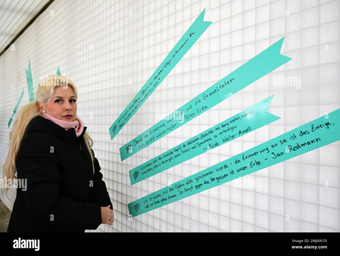 27. Januar 2023, Brandenburg, Oranienburg: staatsparlamentarierin Nicole Walter-Mundt (CDU) hat ein Band mit einem Sprichwort, das sie auf die Wand in Station Z des Sachsenhausen-Denkmals und -Museums geschrieben hat, geklebt. Auf dem Band steht: "Ich erinnere mich, weil das dunkelste Kapitel der deutschen Geschichte uns daran erinnert, nie nachzugeben, wenn es um die Verteidigung unserer Freiheit und Demokratie geht." Während der gemeinsamen Veranstaltung des Brandenburger Landesparlaments und der Gedenkstätte gab es zum ersten Mal, anstatt einen Kranz zu legen, eine Videokunst-Aktivität mit der Frage "Warum erinnern Sie sich heute?". Zusätzlich zu den Besuchern t Stockfoto